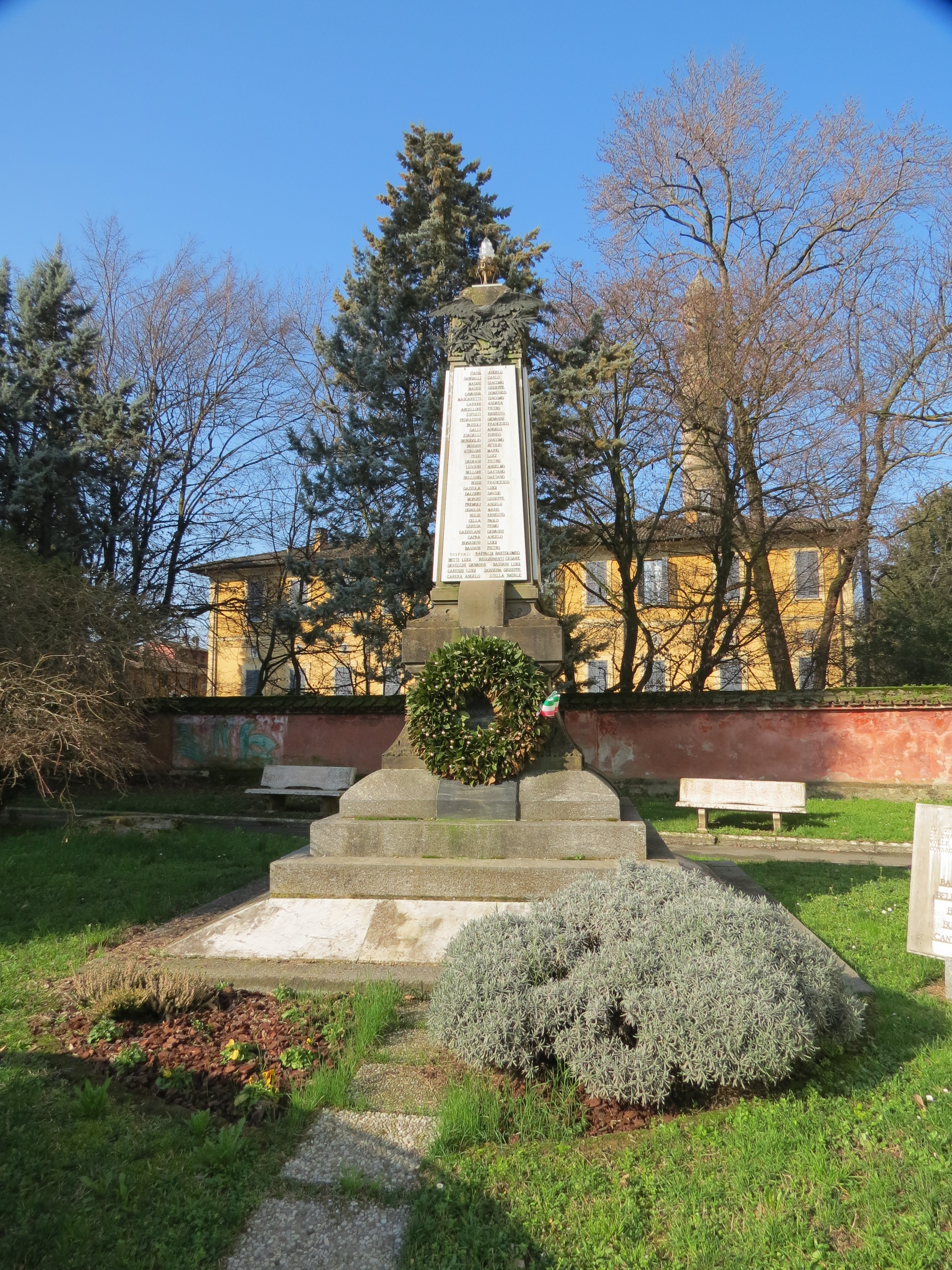 allegoria della Vittoria come aquila sopra una ghirlanda di foglie di alloro e di quercia e un ramo di palma (rilievo in bronzo) (monumento ai caduti - ad obelisco) di Tronconi Elviro (sec. XX, sec. XX)