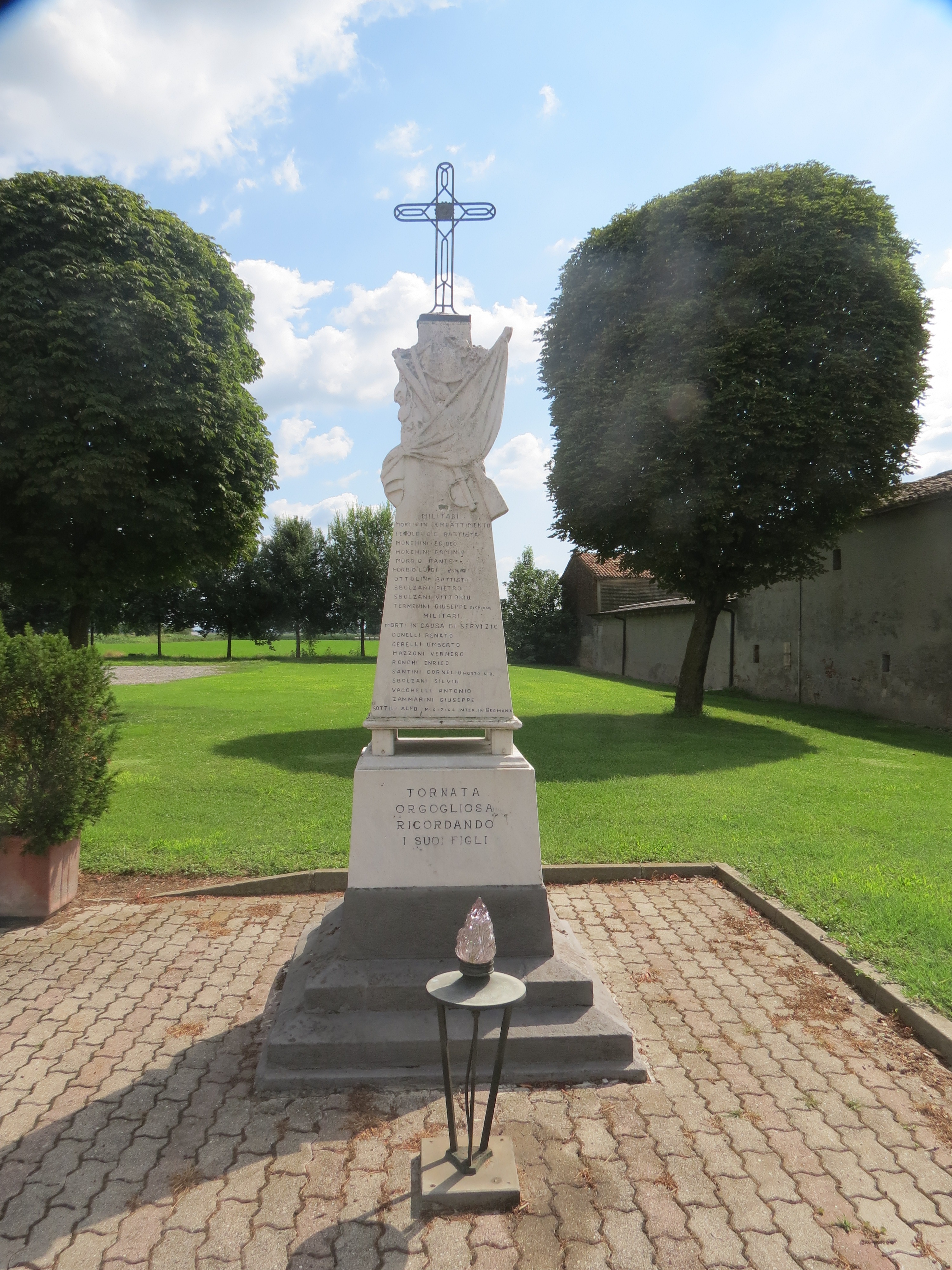 bandiera con fucile, sciabola e foglie di alloro (rilievo sul lato frontale) (monumento ai caduti - ad obelisco) - ambito italiano (sec. XX)