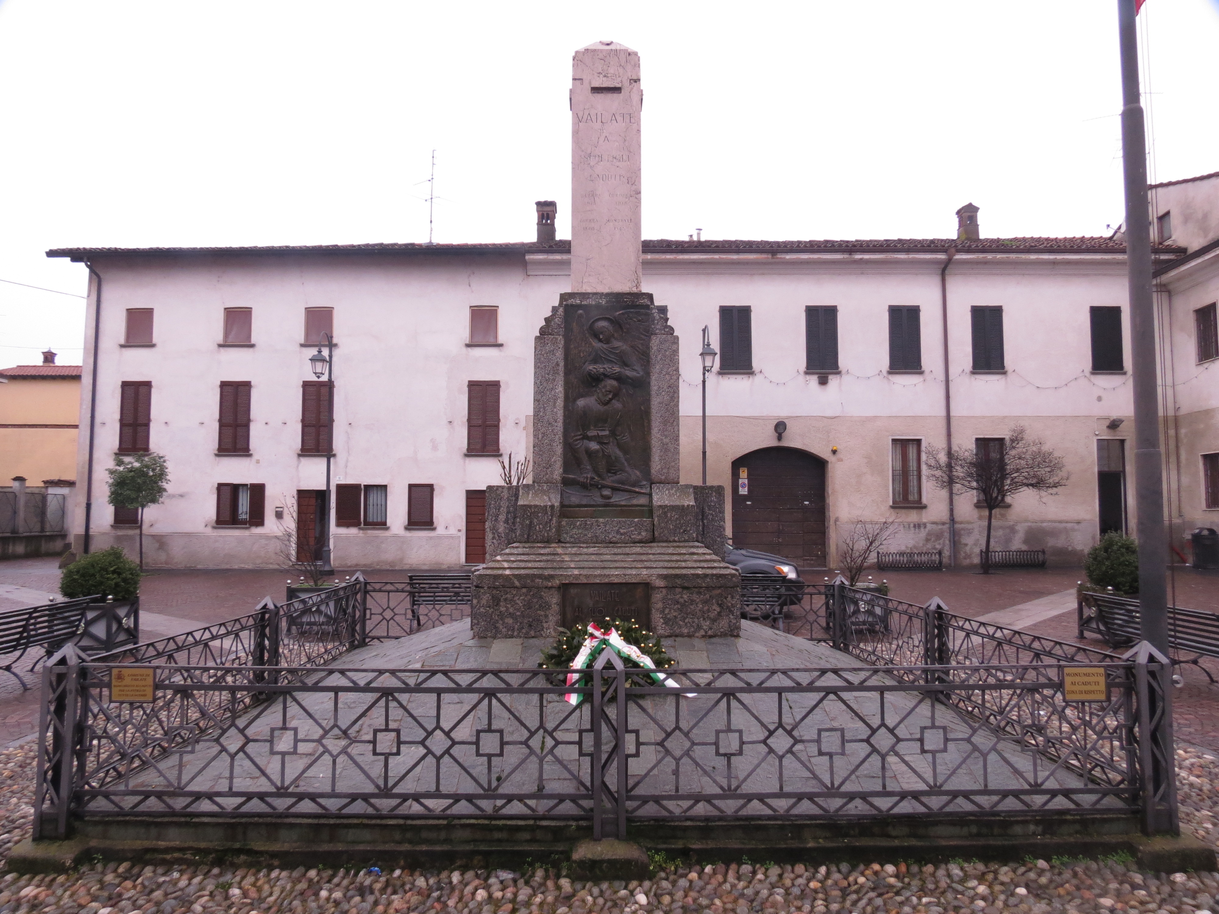 angelo che premia un soldato morente (rilievo in bronzo) (monumento ai caduti - ad obelisco) di Longaretti Trento (sec. XX)