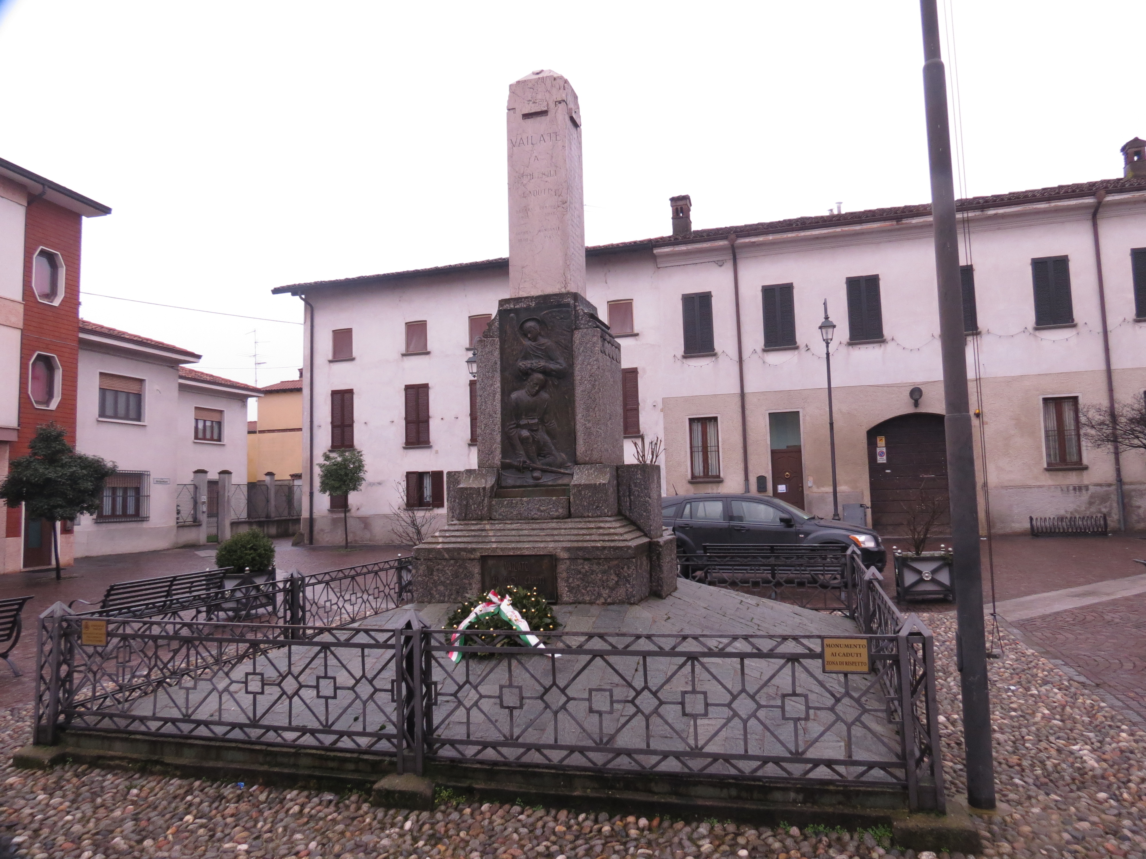 angelo che premia un soldato morente (rilievo in bronzo) (monumento ai caduti - ad obelisco) di Longaretti Trento (sec. XX)