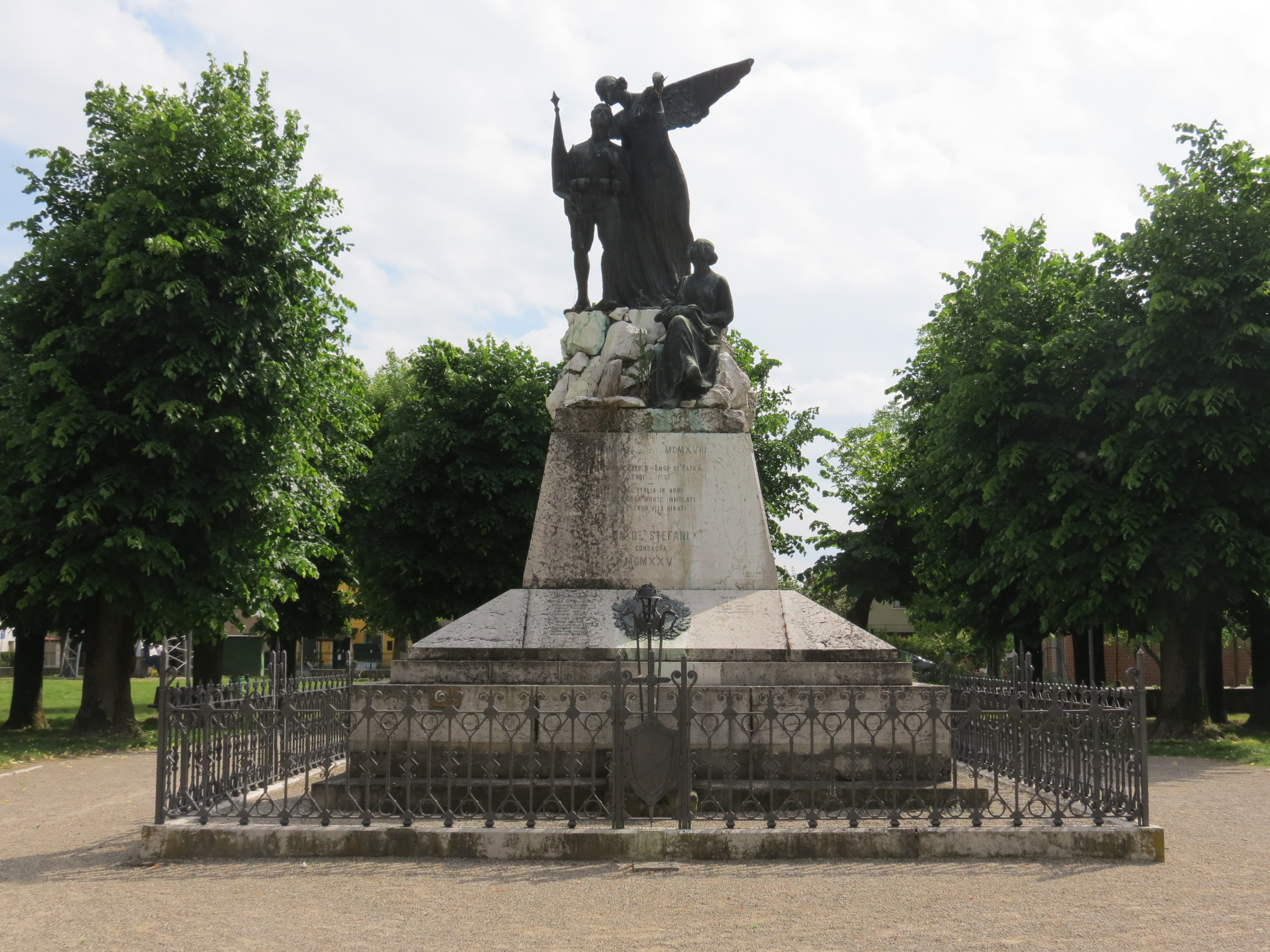 allegoria della Vittoria che premia un soldato che porta la bandiera, insieme a una madre con il figlio in braccio (gruppo scultoreo in bronzo) (monumento ai caduti - a cippo) di Balestreri Aldo (seconda metà sec. XX, sec. XX)