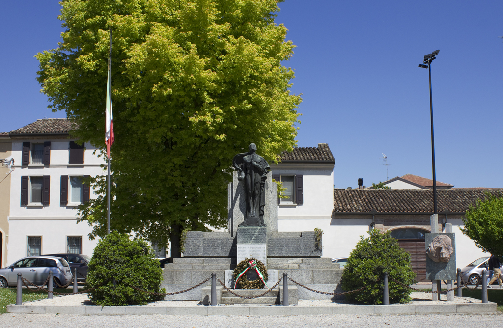 allegoria del soldato come eroe antico (monumento ai caduti - a cippo, opera isolata) di Bertolini C, Donini Cesare, Fonderia Savini & Ripamonti (officina), Rallagli (sec. XX, sec. XX, sec. XX)