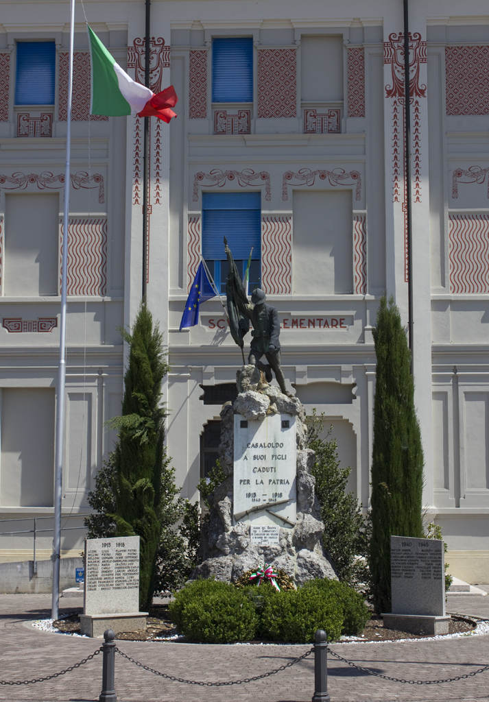 figura di soldato morente che affigge una bandiera sulla cima del Monte Grappa (monumento ai caduti - a cippo, opera isolata) - ambito italiano (sec. XX, sec. XX)
