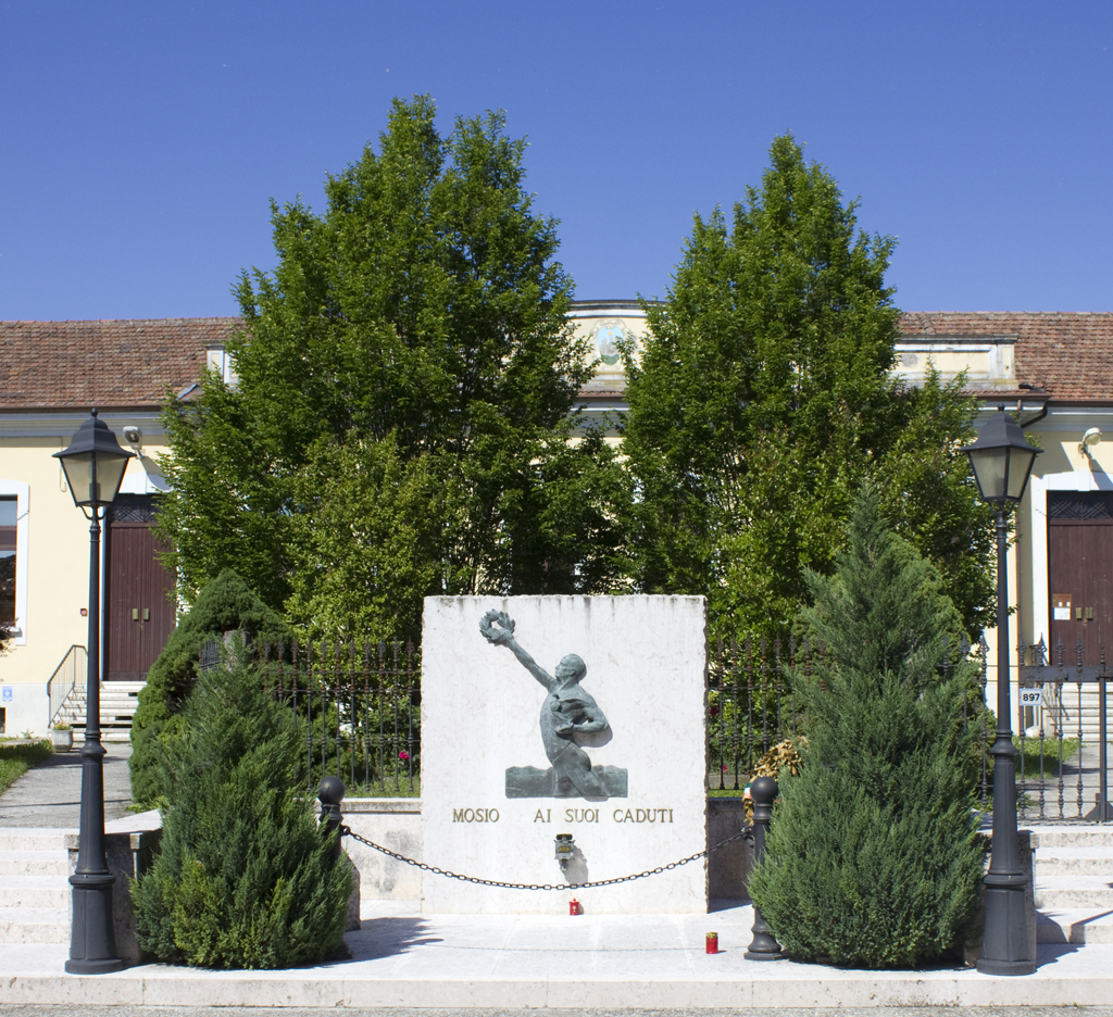 figura di soldato con allegoria della Vittoria (monumento ai caduti - a stele, opera isolata) - ambito italiano (sec. XX, sec. XXI)