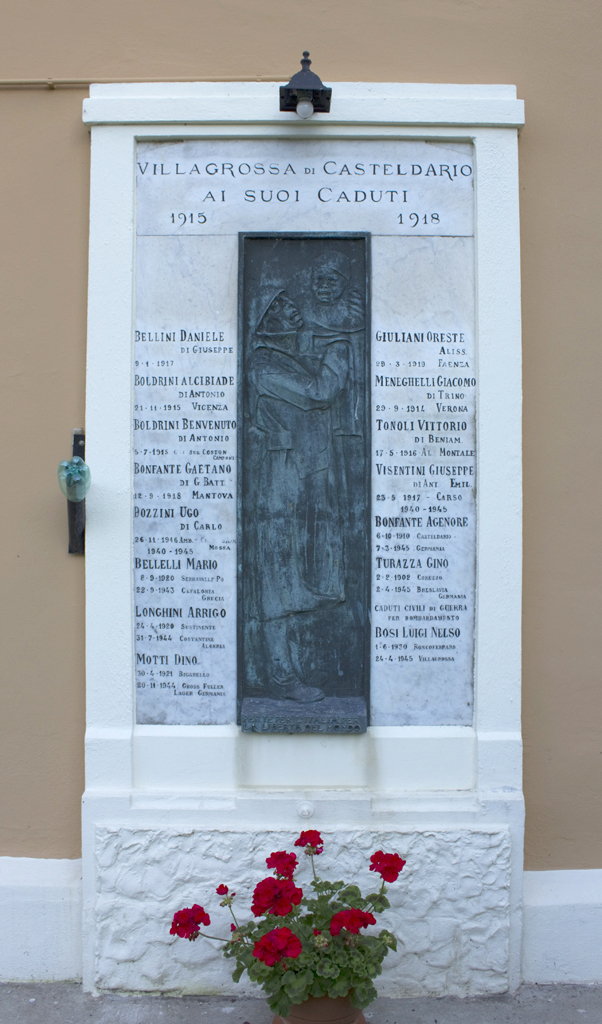 figura di soldato che sorregge un bambino (monumento ai caduti - a lapide, opera isolata) di Menozzi Giuseppe (sec. XX, sec. XX)