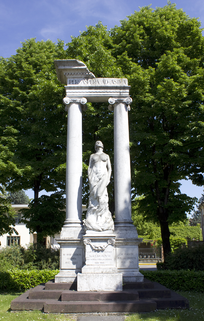 figura femminile nuda avvolta dalle fiamme (monumento ai caduti - a colonne binate, opera isolata) di Bortolotti Timo (sec. XX, sec. XX)