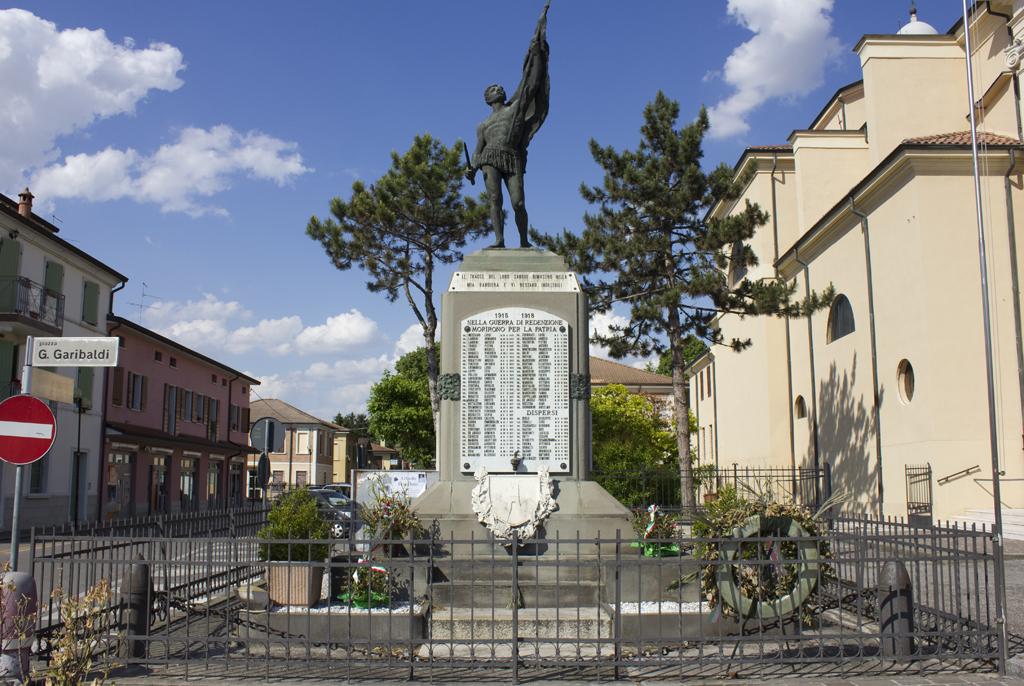 allegoria del soldato come eroe antico mentre regge la bandiera (monumento ai caduti - a cippo, opera isolata) di Monfardini Alfonso (sec. XX, sec. XX)