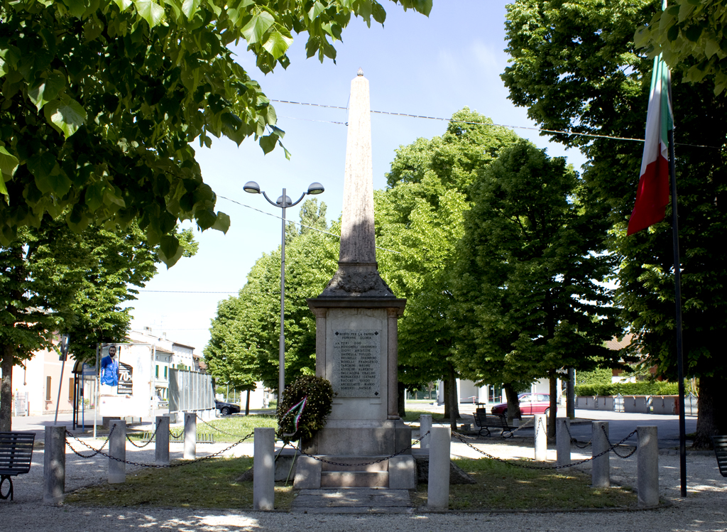 fiaccola, stella, palma (monumento ai caduti - ad obelisco, opera isolata) - ambito italiano (sec. XX, sec. XX)