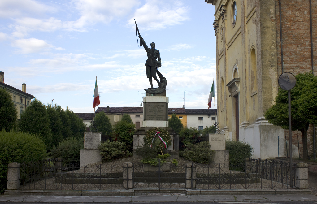 figura di soldato vittorioso mentre calpesta l'aquila bicipide austriaca (monumento ai caduti - a cippo, opera isolata) di Menozzi Giuseppe (sec. XX, sec. XX)