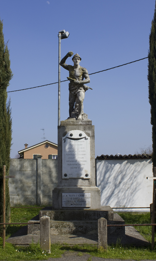 figura di soldato nell'atto di lanciare una granata (monumento ai caduti - a cippo, opera isolata) di Mellini Giacomo (sec. XX, sec. XX)