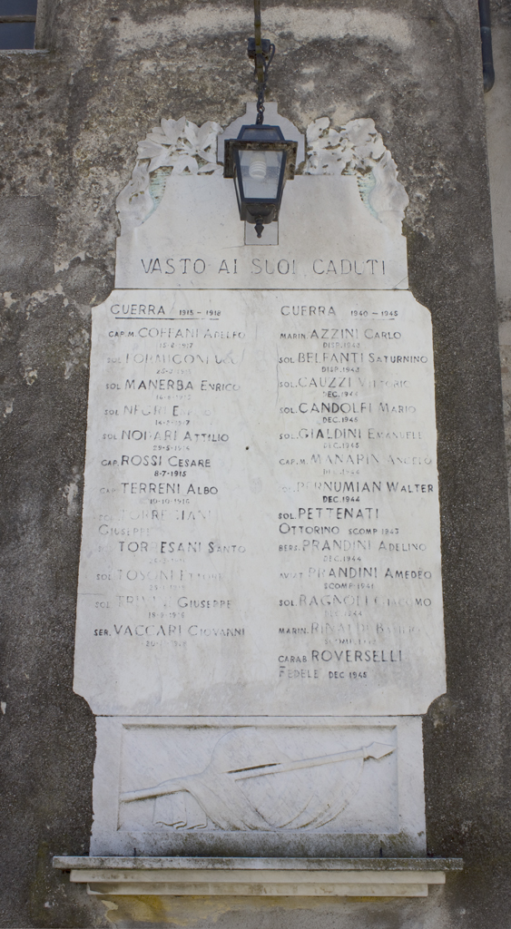 croce, tropaion con bandiera ed elmetto (lapide commemorativa ai caduti, opera isolata) - ambito italiano (sec. XX, sec. XX)