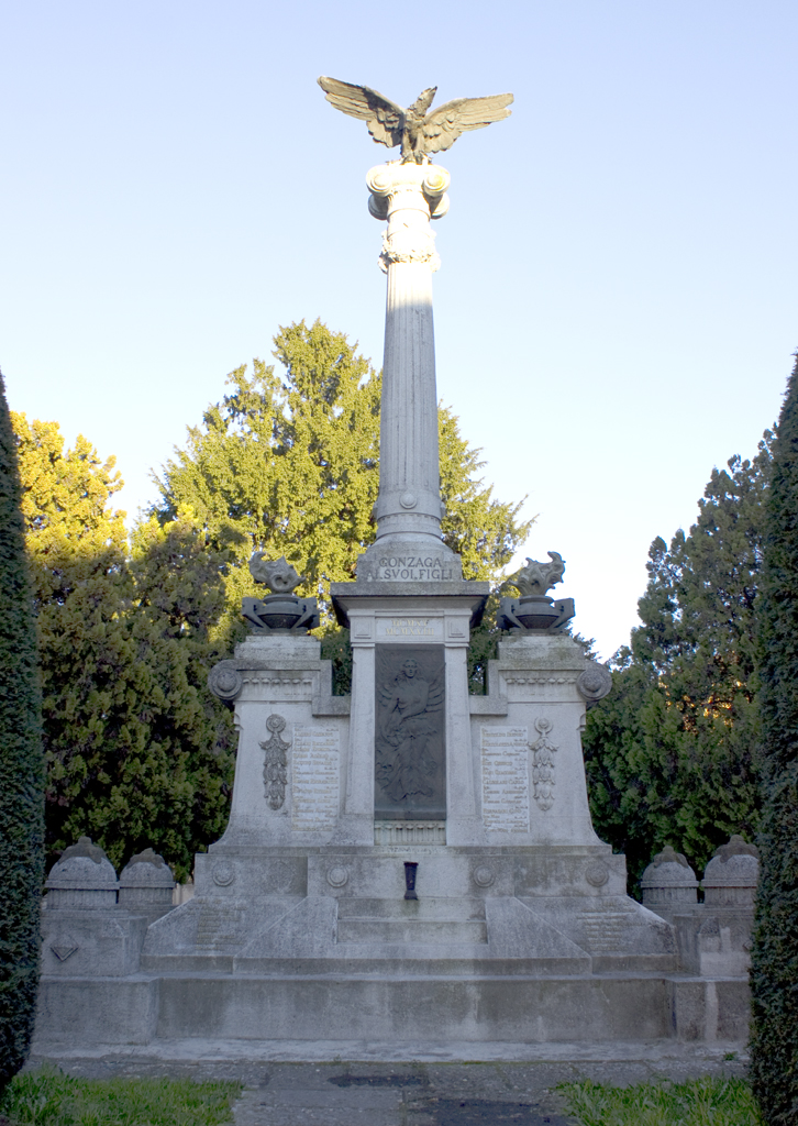 allegoria della Vittoria come aquila, personificazione della Vittoria come donna vestita all'antica, figura di soldato nudo che porta la bandiera (monumento ai caduti - a colonna, opera isolata) di Neri Odoardo (sec. XX, secc. XX/ XXI)