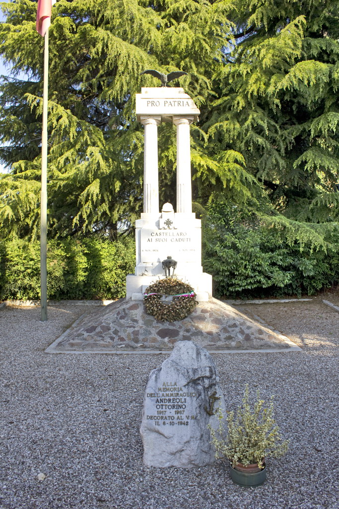 allegoria della Vittoria come aquila, elmetto (monumento ai caduti - a colonne binate, opera isolata) - ambito italiano (sec. XX, sec. XX)