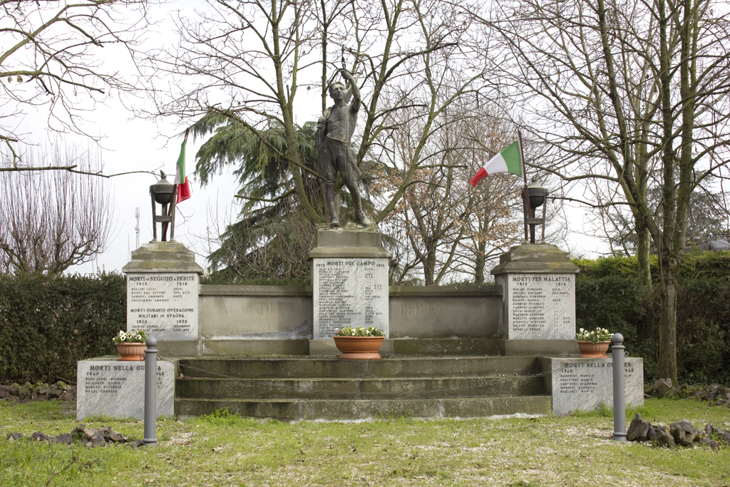 Monumento alla Vittoria, figura di soldato che porta la bandiera (monumento ai caduti - ad ara, opera isolata) di Mastrocchio Giuseppe (sec. XX, sec. XX)