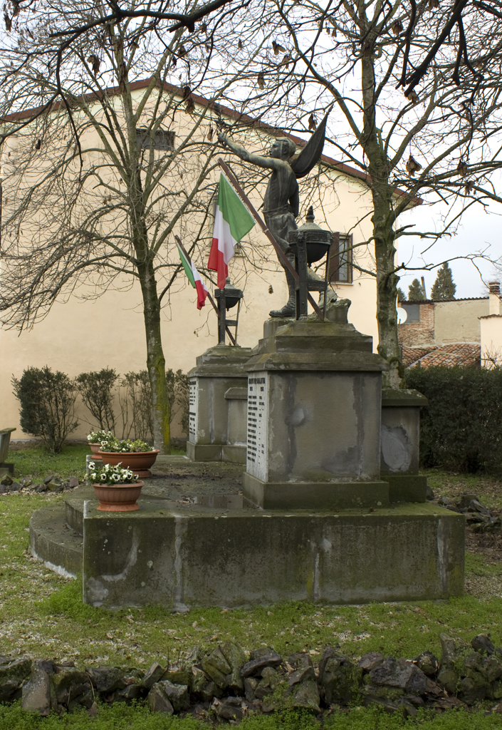 Monumento alla Vittoria, figura di soldato che porta la bandiera (monumento ai caduti - ad ara, opera isolata) di Mastrocchio Giuseppe (sec. XX, sec. XX)