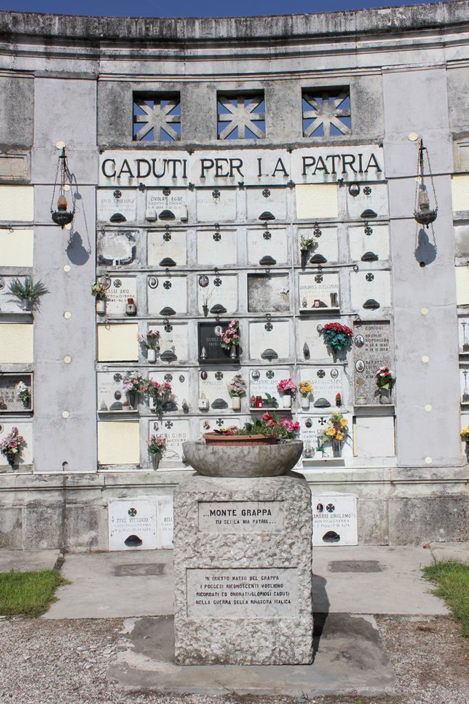 croce, elmetto (monumento ai caduti - a colombario) - ambito italiano (sec. XX)