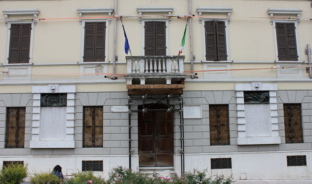 partenza di una truppa di soldati, scena di battaglia: avanzata (lapide commemorativa ai caduti, coppia) di Gorni Giuseppe (sec. XX)