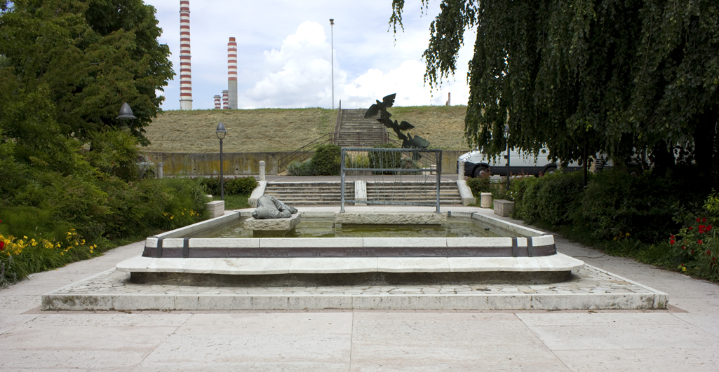 allegoria della morte del soldato (monumento ai caduti - a fontana, opera isolata) di Callegari Vittore (sec. XX)