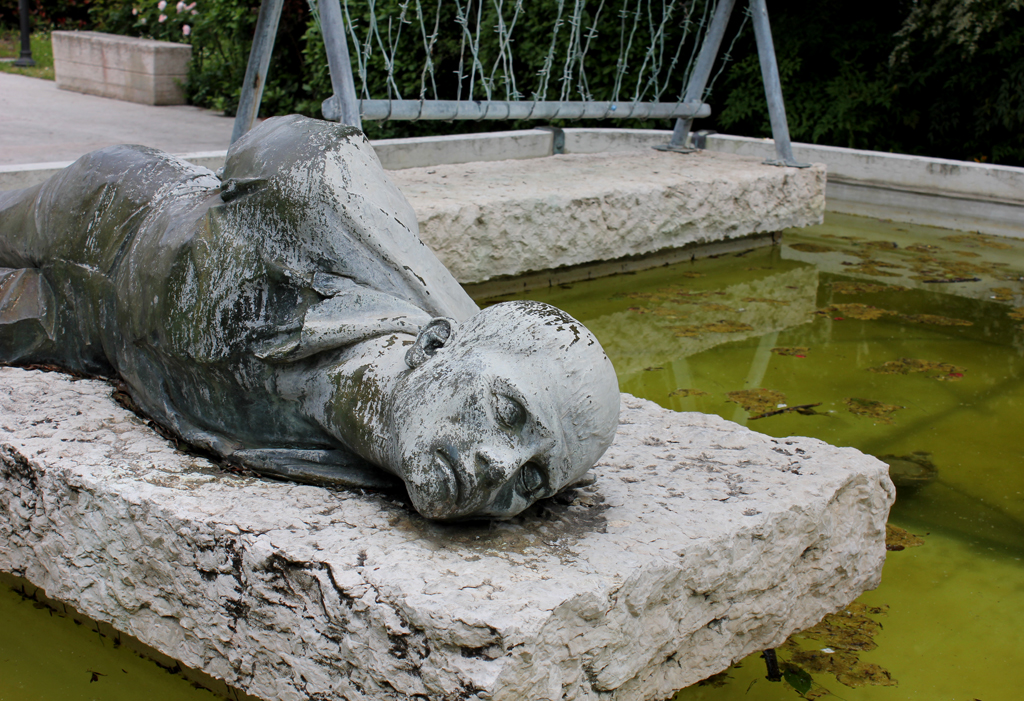 allegoria della morte del soldato (monumento ai caduti - a fontana, opera isolata) di Callegari Vittore (sec. XX)