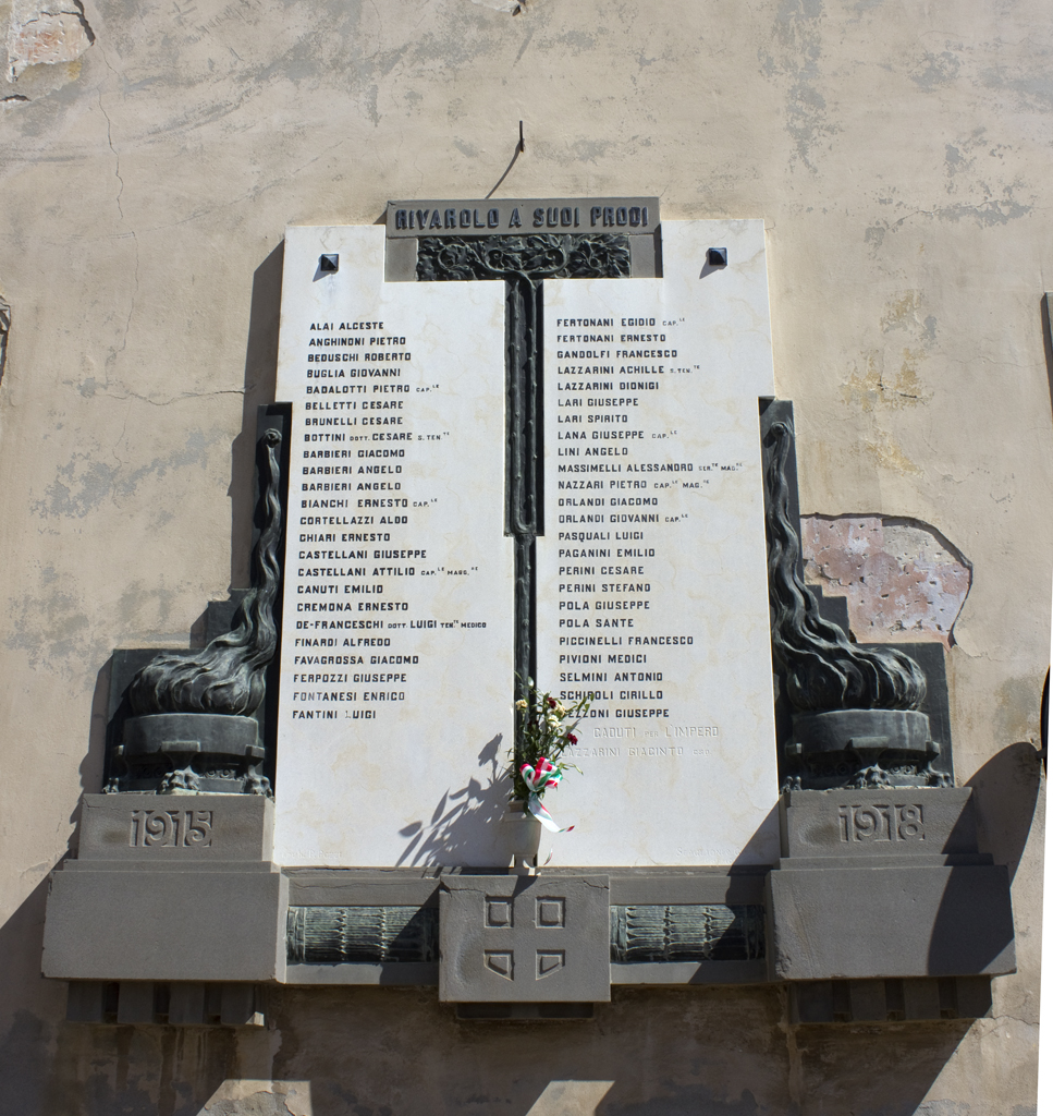 fiamma (lapide commemorativa ai caduti, elemento d'insieme) di Pozzi Paride, Scaglioni e Guaragni (sec. XX)