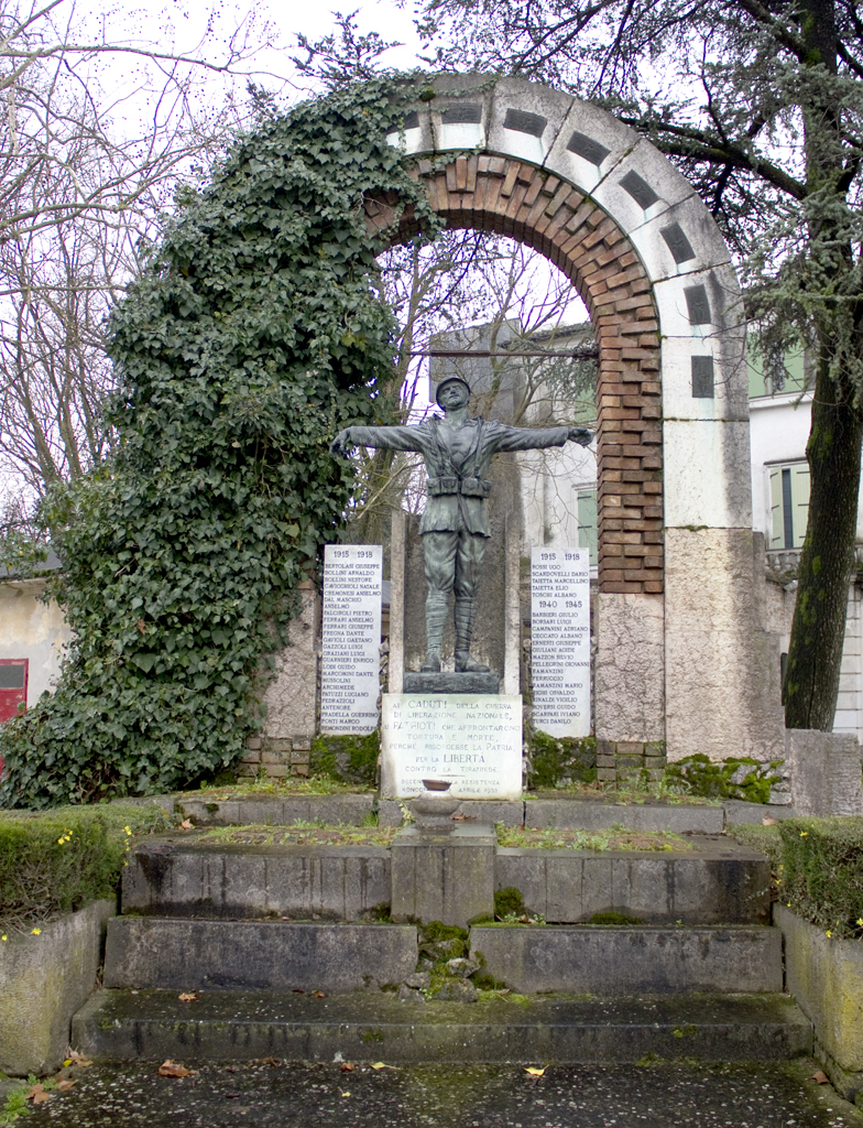 allegoria della morte del soldato (monumento ai caduti - ad arco, opera isolata) di Martini Ettore, Jori Andrea (sec. XX, sec. XX, sec. XX)