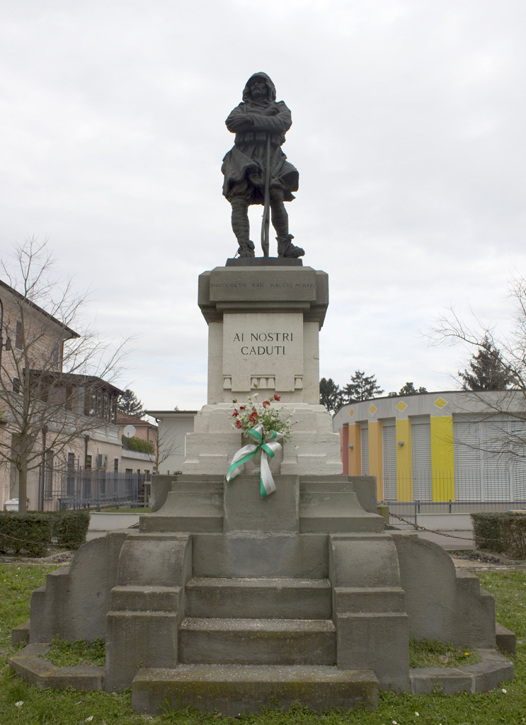 figura di soldato (monumento ai caduti - a cippo, opera isolata) di Martini Ettore, Jori Andrea (sec. XX, sec. XX)