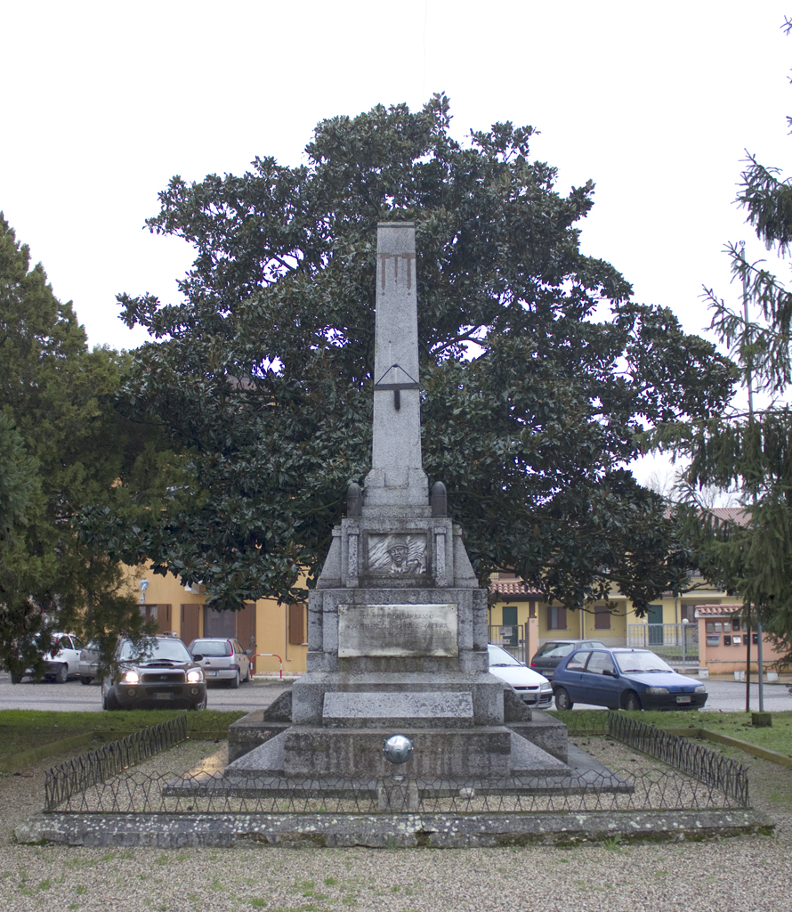 figura di soldato che porta la bandiera (monumento ai caduti - ad obelisco, opera isolata) di Bernini Emilio (sec. XX, sec. XX)