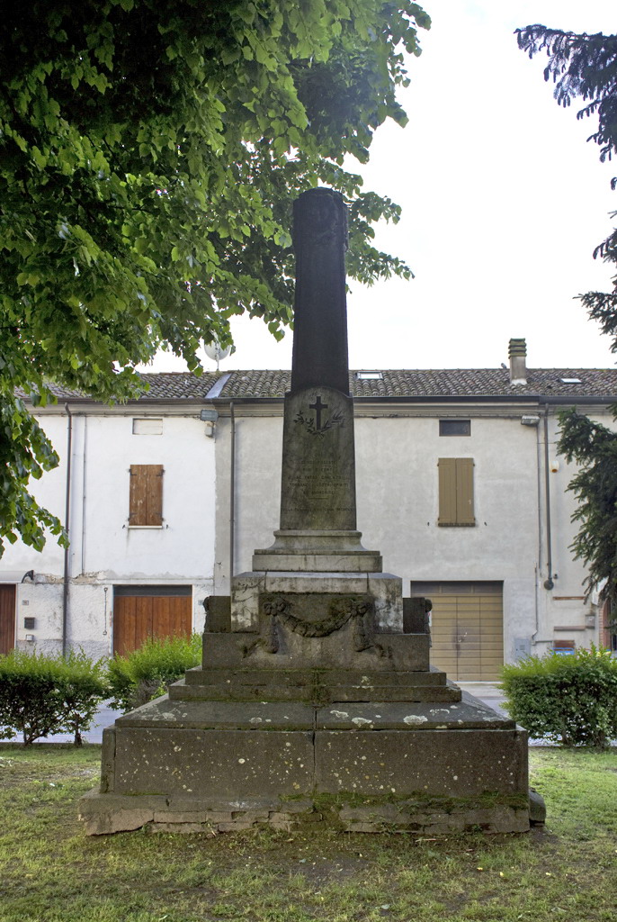 corona d'alloro, croce (monumento ai caduti - ad obelisco, opera isolata) di F.lli Lurani (sec. XX, sec. XX)