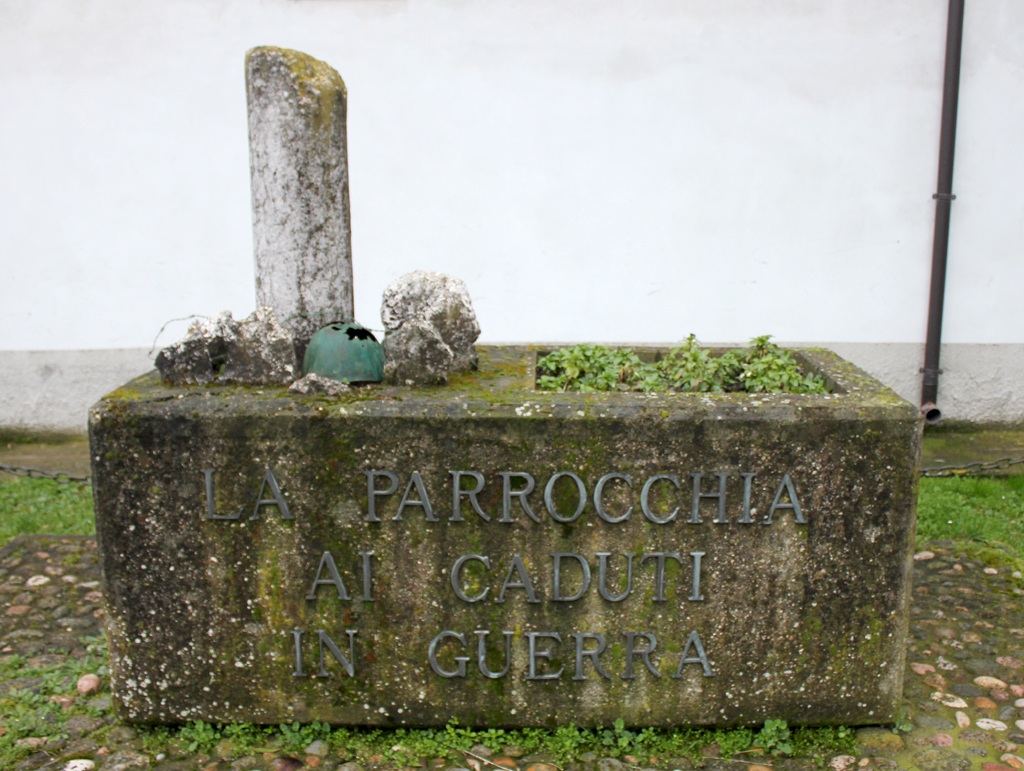 elmetto, corona d'alloro e di quercia (monumento ai caduti - a colonna spezzata, opera isolata) - ambito italiano (sec. XX)