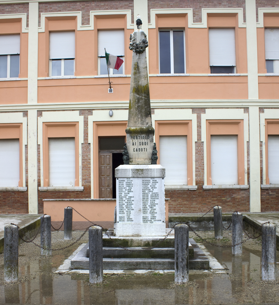 fiaccola (monumento ai caduti - ad obelisco, opera isolata) - ambito italiano (sec. XX, sec. XX)