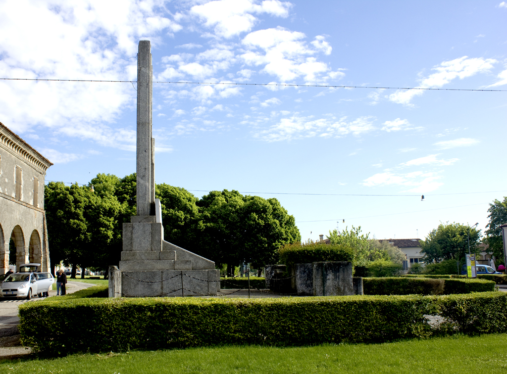 monumento ai caduti - ad obelischi binati, opera isolata di Donini Cesare (sec. XX, sec. XX)