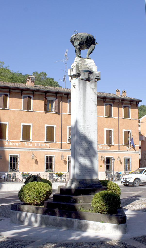 allegoria della Vittoria, palma del martirio, croce, stella (monumento ai caduti - ad obelisco, opera isolata) di Bortolotti Timo (sec. XX)