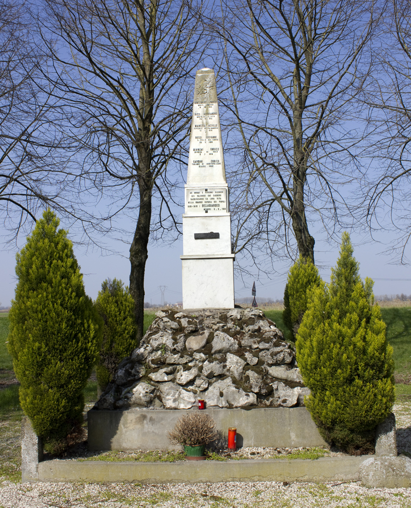 tropaion con bandiera e corona vegetale (monumento ai caduti - ad obelisco, opera isolata) - ambito italiano (sec. XX, sec. XX)