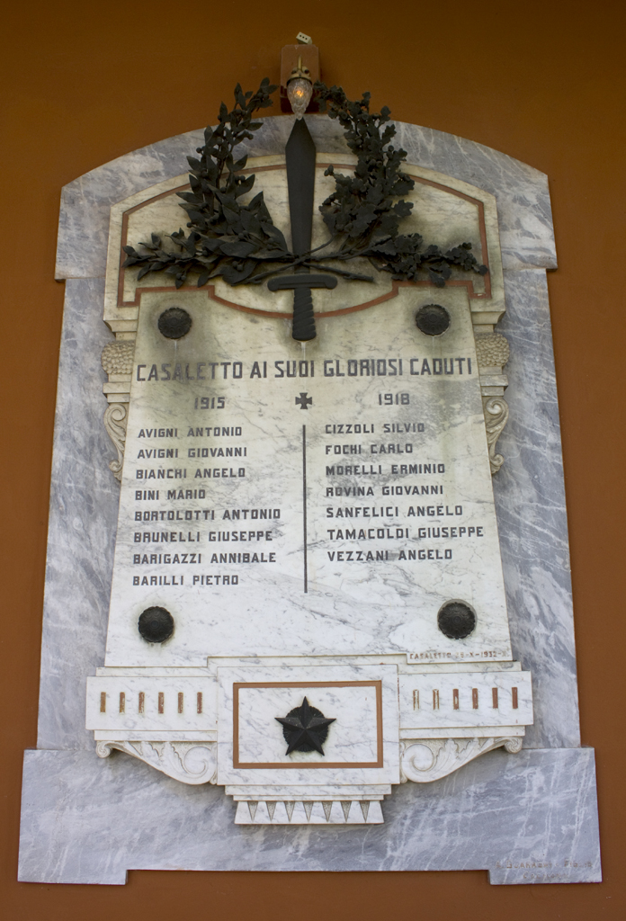 corona di quercia e alloro, spada, croce, stella (lapide commemorativa ai caduti, opera isolata) di Guaragni A. & Figlio (sec. XX)