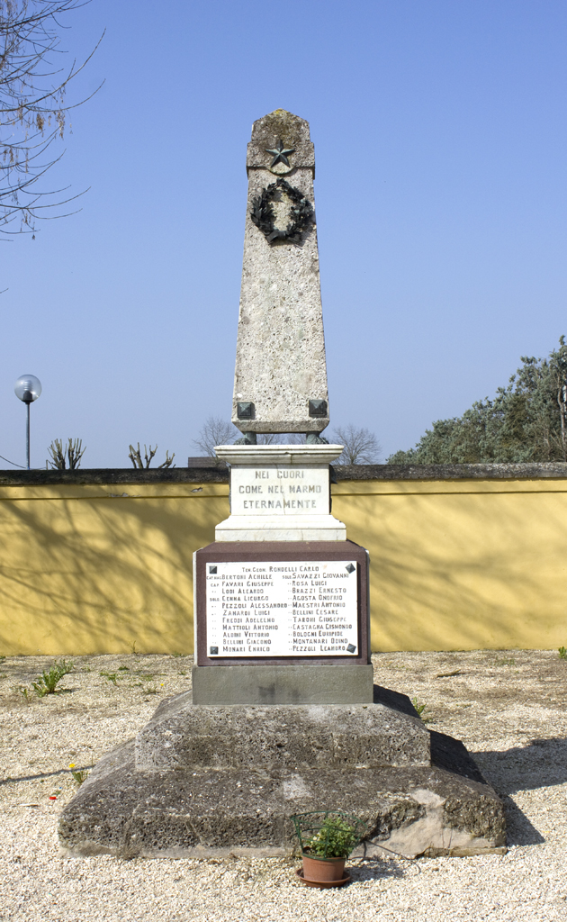 stella, corona d'alloro e di quercia, tropaion con armi (monumento ai caduti - ad obelisco, opera isolata) - ambito italiano (sec. XX, sec. XX)