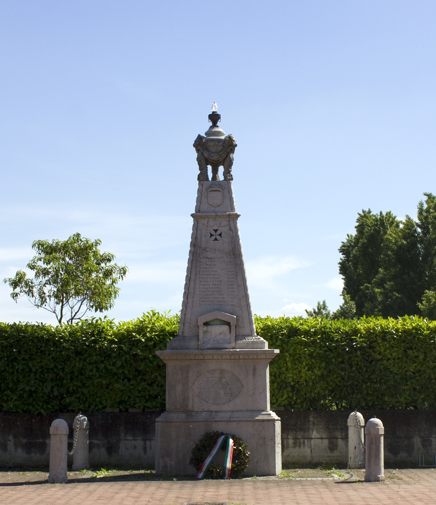 Lupa capitolina che allatta i gemelli Romolo e Remo, clessidra alata, corona d'alloro (monumento ai caduti - ad obelisco, opera isolata) - ambito italiano (sec. XX, sec. XX)