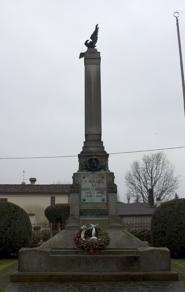 allegoria della Vittoria come aquila (monumento ai caduti - a colonna, opera isolata) - ambito italiano (sec. XX, sec. XX)