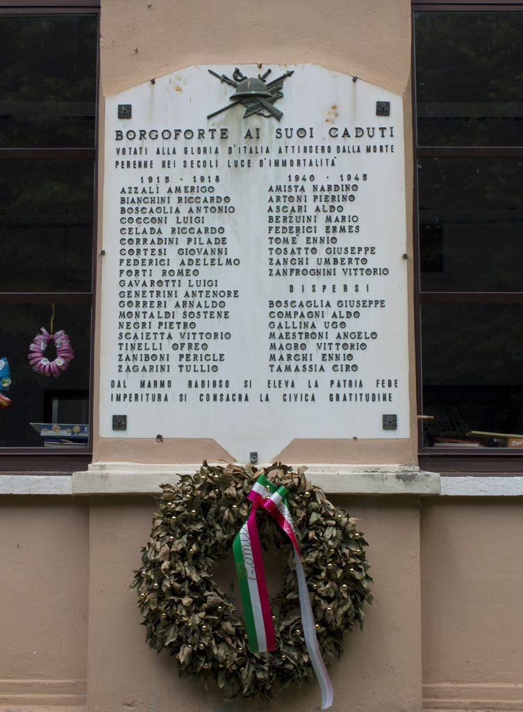 tropaion con armi, elmetto e bandiera (lapide commemorativa ai caduti, opera isolata) - ambito italiano (sec. XX)