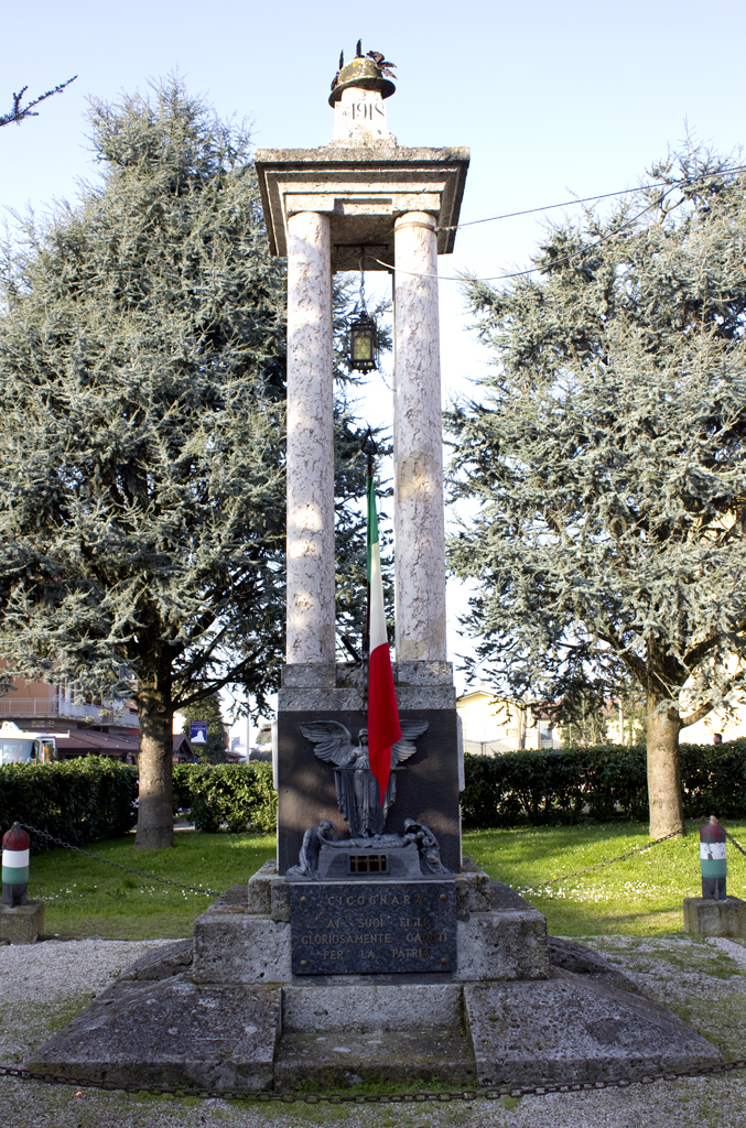 allegoria della morte del soldato con personificazione della Vittoria (monumento ai caduti - a colonne binate, opera isolata) - ambito italiano (sec. XX, sec. XX, sec. XX)