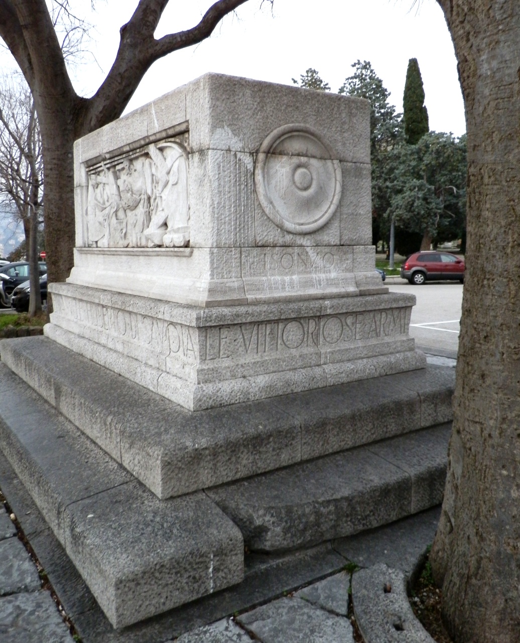 Tropaion in relazione alle armi, Tropaion in relazione alle armi (monumento ai caduti - ad ara, opera isolata) di Polli Carlo (attribuito) (XX)