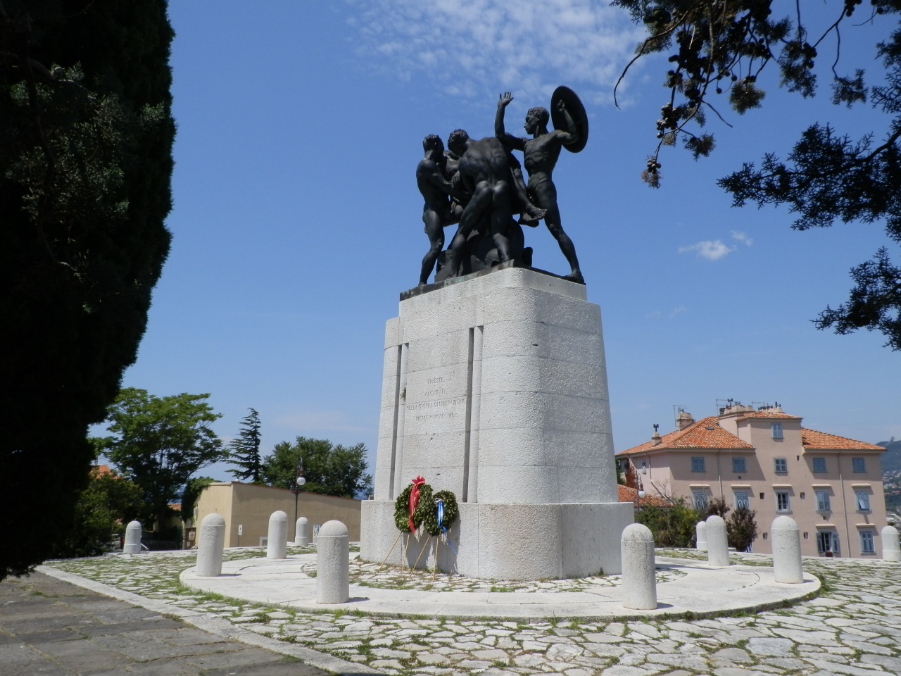 Allegoria del sacrificio del soldato (monumento ai caduti - a basamento, opera isolata) di Selva Attilio (attribuito), del Debbio Enrico (attribuito) - ambito fascista (secondo quarto XX)