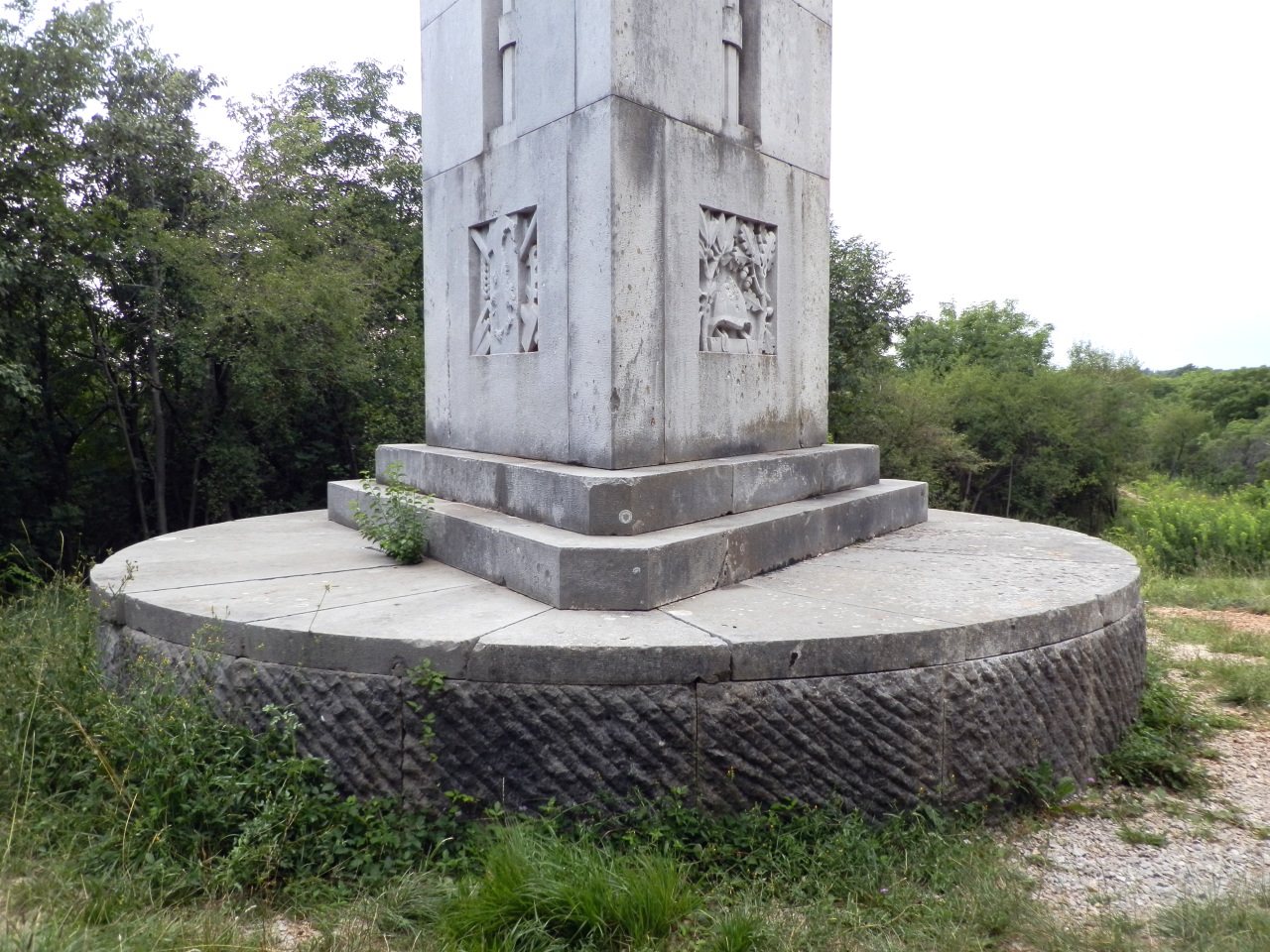 Aquila (monumento ai caduti - a cippo, opera isolata) di Ellero Francesco (attribuito), Zanini Pietro (attribuito) - ambito fascista (prima metà XX)