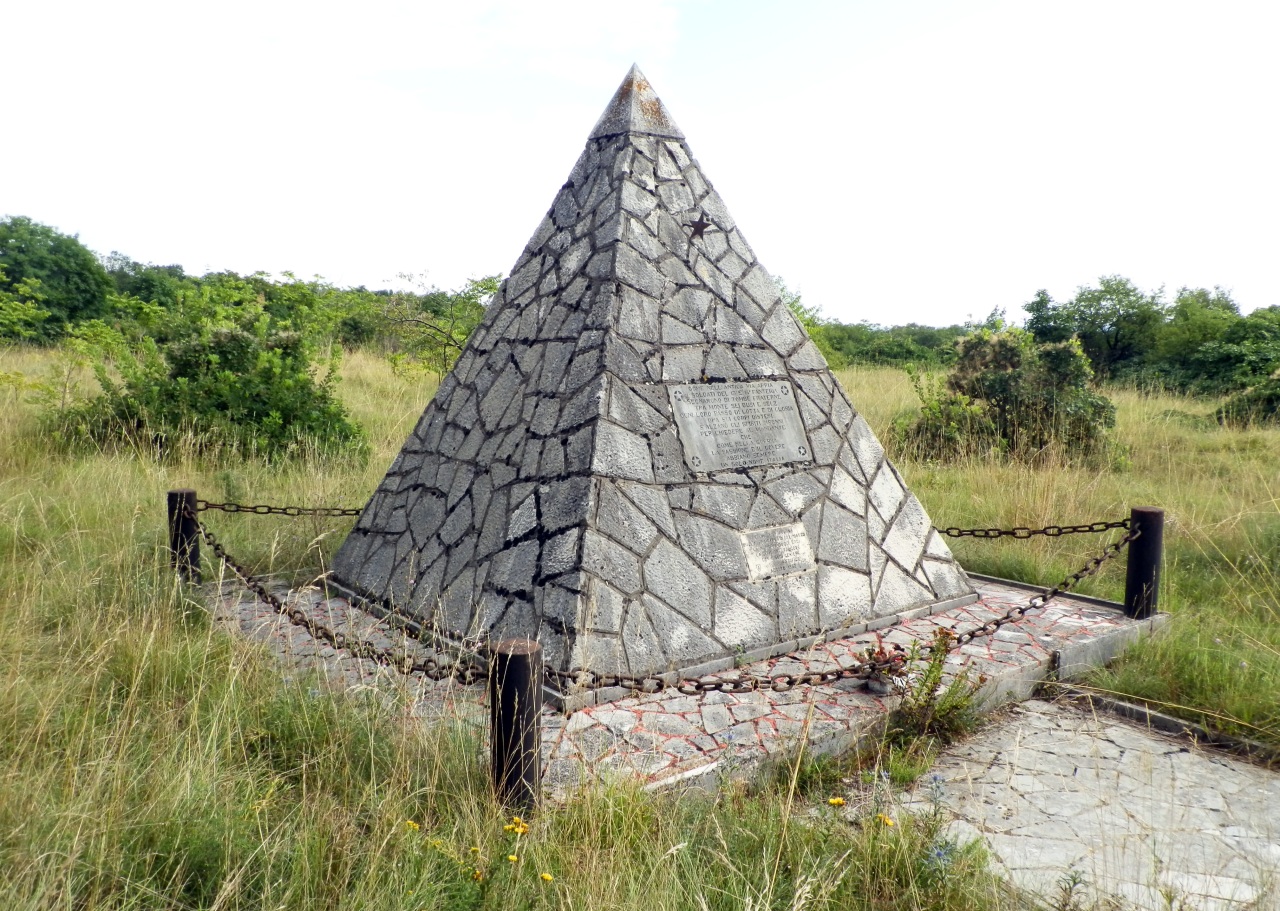 soggetto assente (monumento ai caduti - a piramide, opera isolata) - ambito militare italiano (prima metà XX)