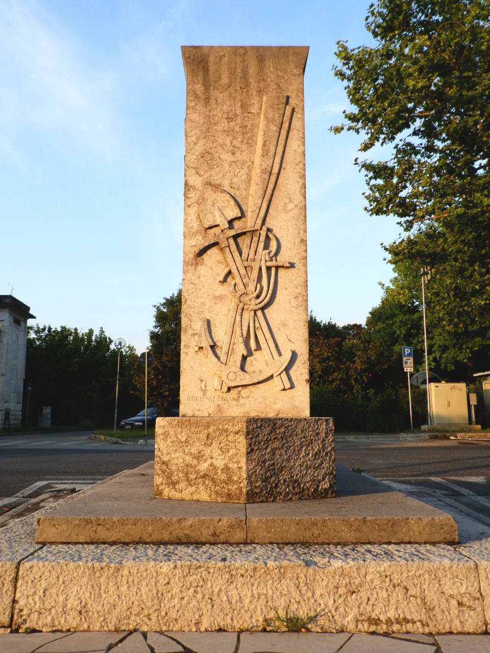 soggetto assente (monumento ai caduti - a cippo, opera isolata) di Fabiani Max (attribuito) - ambito fascista, manifattura genio militare italiano (prima metà XX)