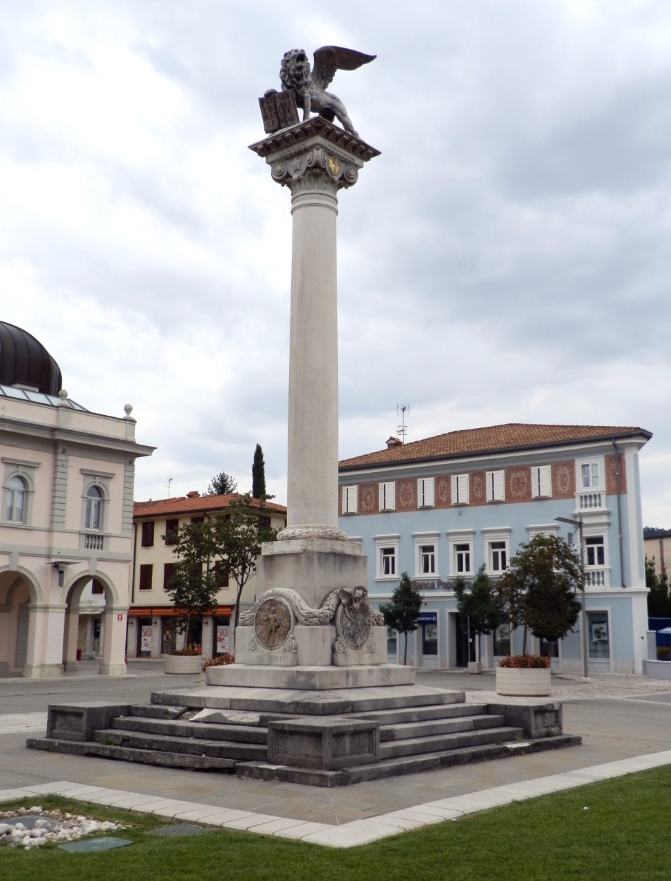 Colonna della Redenzione, simbolo di San Marco (Leone alato), allegoria della Vittoria come donna vestita all'antica, allegoria del soldato che protegge madre col bambino (monumento ai caduti - a colonna, opera isolata) di Novelli Giovanni Battista (attribuito) (prima metà XX)