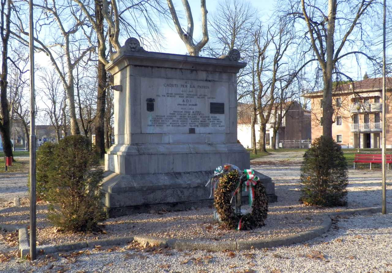 soggetto assente (monumento ai caduti - ad ara, opera isolata) di Novelli Giovanni Battista (attribuito) - ambito Italia nord-orientale (prima metà XX)