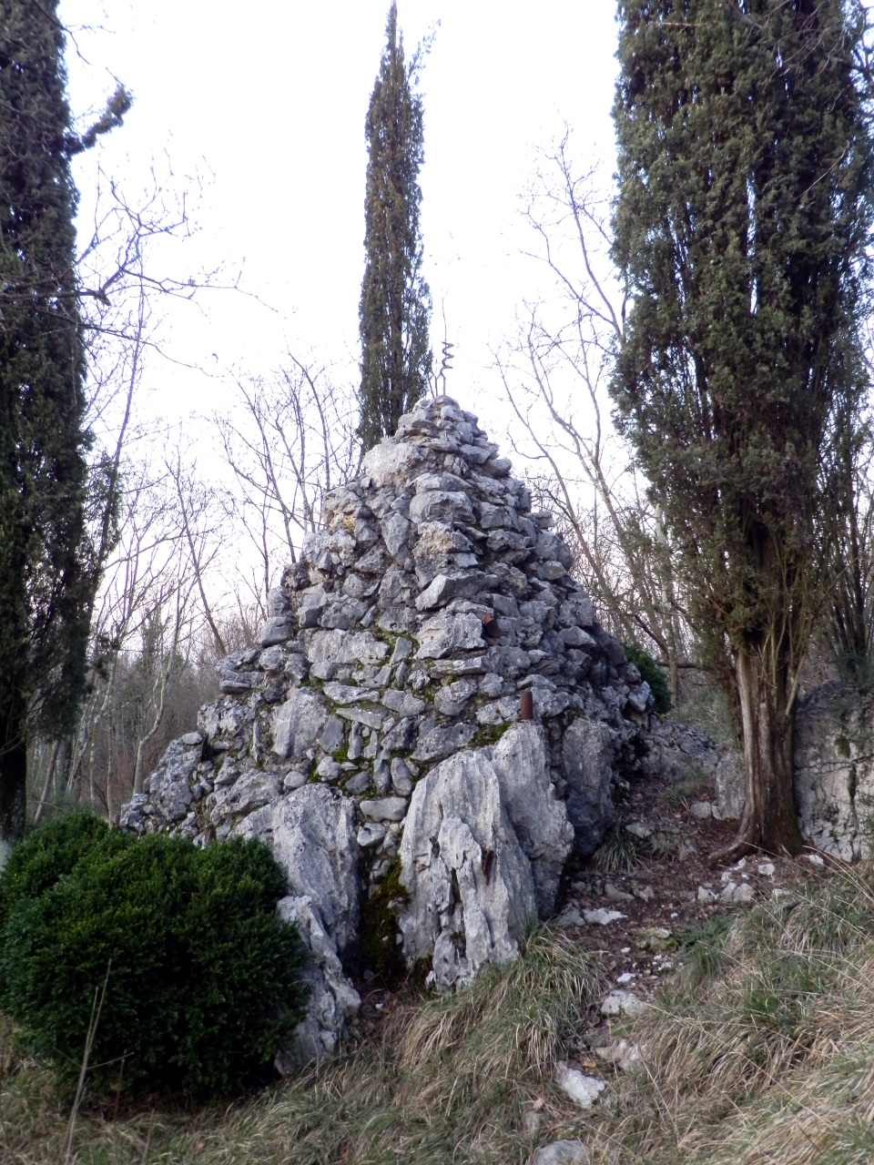 Cippo Mario Cova, soggetto assente (monumento ai caduti - a montagna figurata, opera isolata) - ambito militare italiano (prima metà XX)