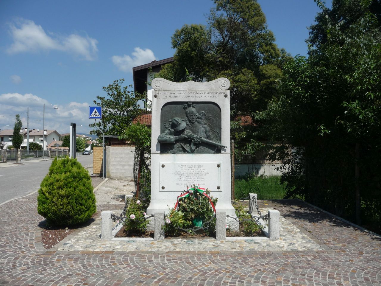Il primo colpo di fucile, figura di soldato in combattimento, allegoria della Patria (monumento ai caduti - a stele, opera isolata) - manifattura Italia nord-orientale (prima metà XX)