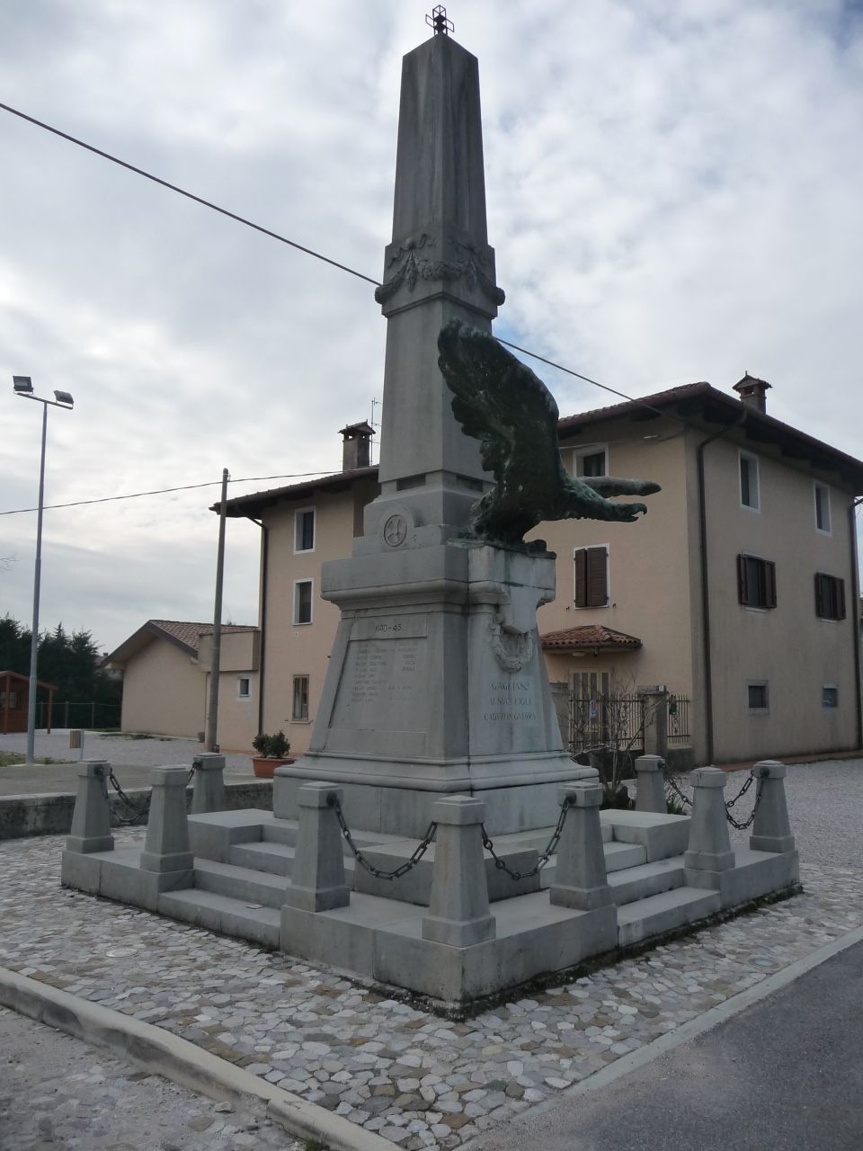 allegoria della Vittoria come aquila (monumento ai caduti - ad obelisco, opera isolata) di Morandini Leone (attribuito) (primo quarto XX)