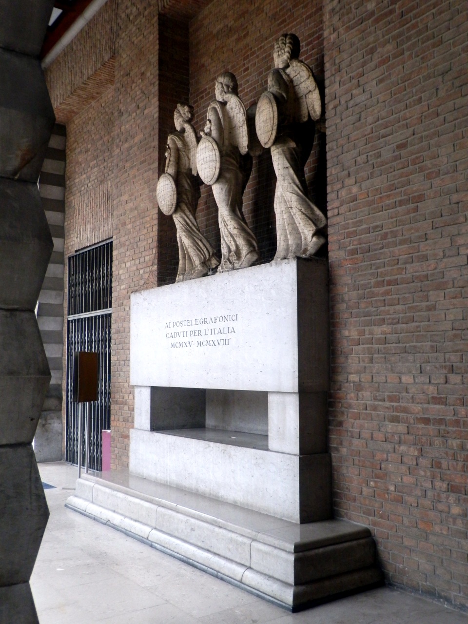 Monumento ai caduti postelegrafonici, allegoria della Vittoria come donna vestita all'antica (monumento ai caduti - ad ara, opera isolata) di Mazzoni Angiolo (attribuito), Ponzi Domenico (attribuito) - ambito italiano (prima metà XX)